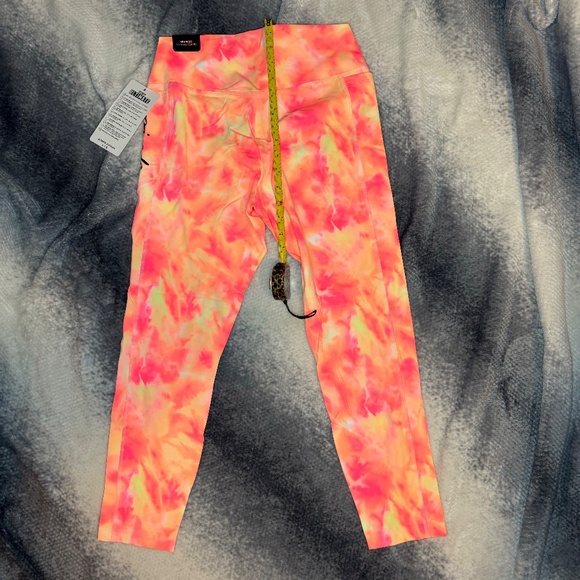 Victoria Secrets PINK Peach Bottom Ultimate Leggings - Picture 4 of 7